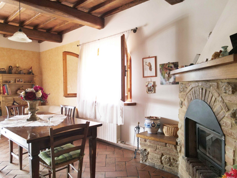 house with swimming pool san gimignano interior