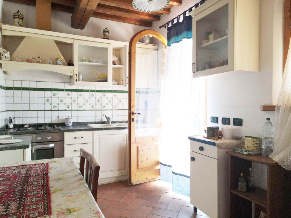 house with swimming pool san gimignano interior