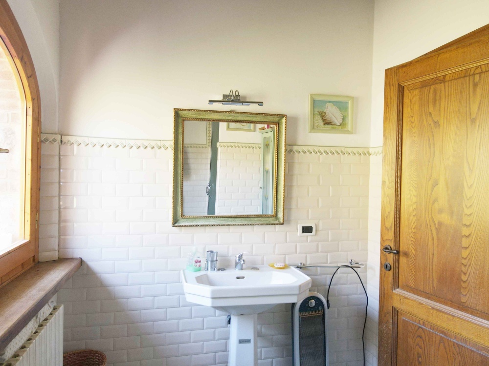 house with swimming pool san gimignano interior