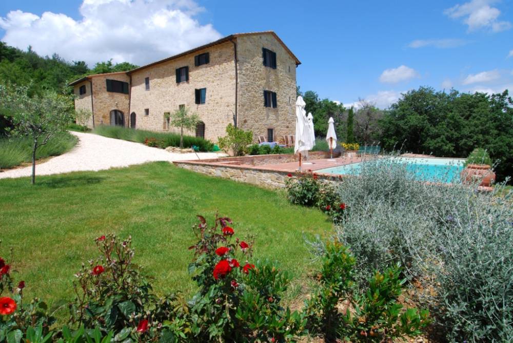 property broker in tuscany