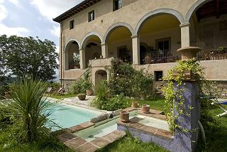 villa with swimming pool for sale Tuscan hills
